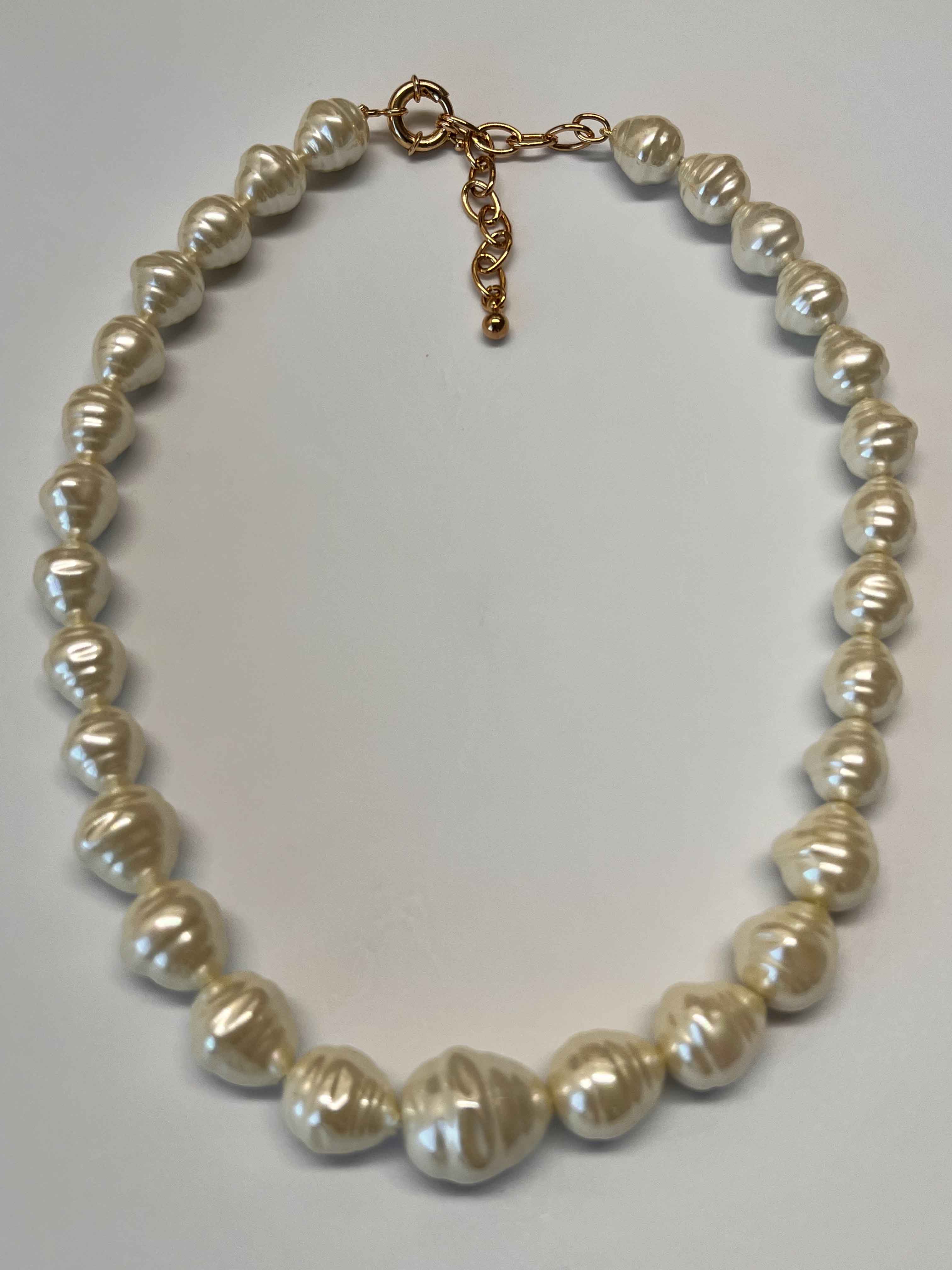 Necklace mallorca pearls gold plated white barrocco pearls different size - Item # 18597