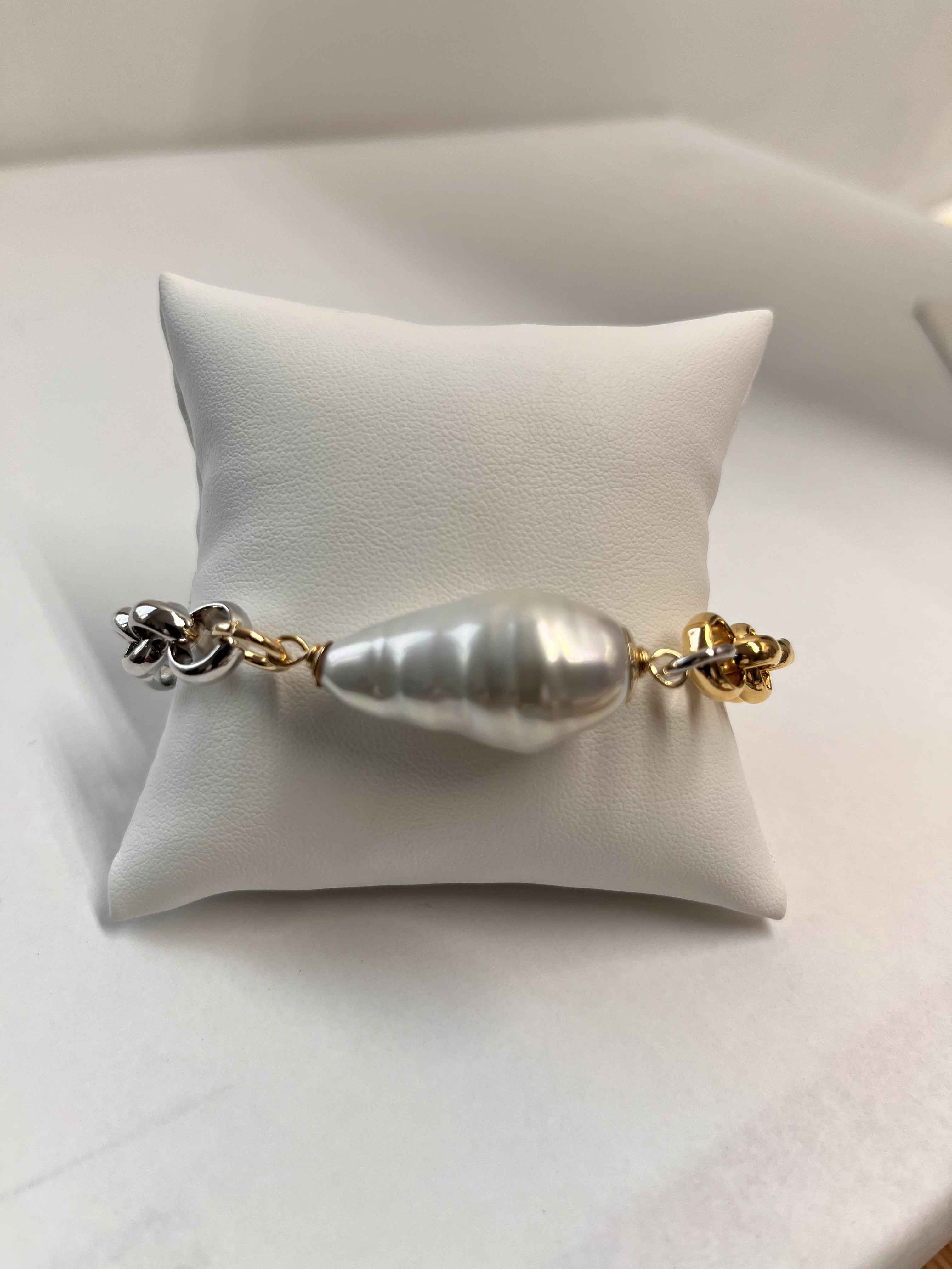 Bracelet mallorca pearls two tone plated white pearls - Item # 18638