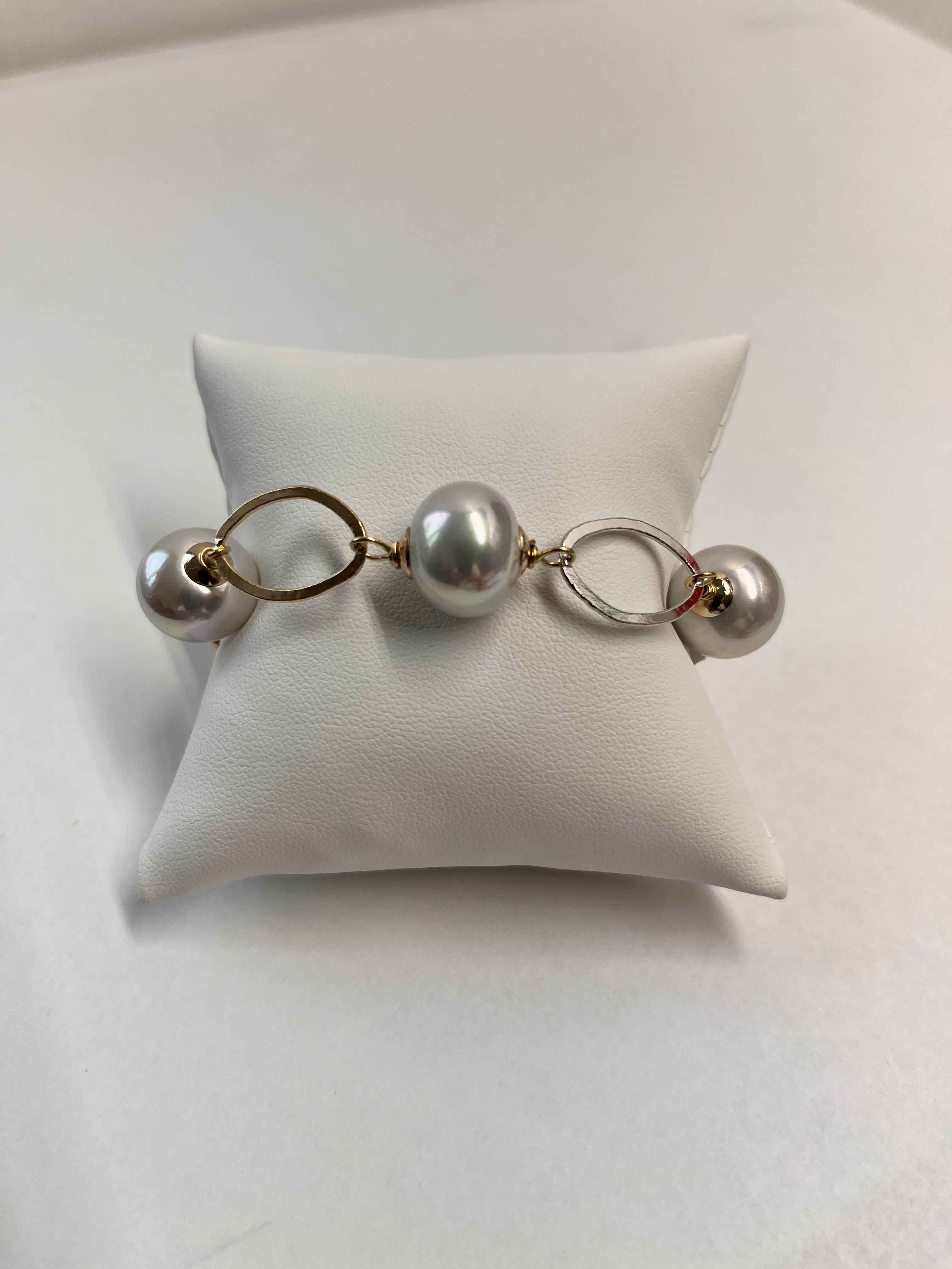 Bracelet mallorca pearls two tone plated white pearls - Item # 18639