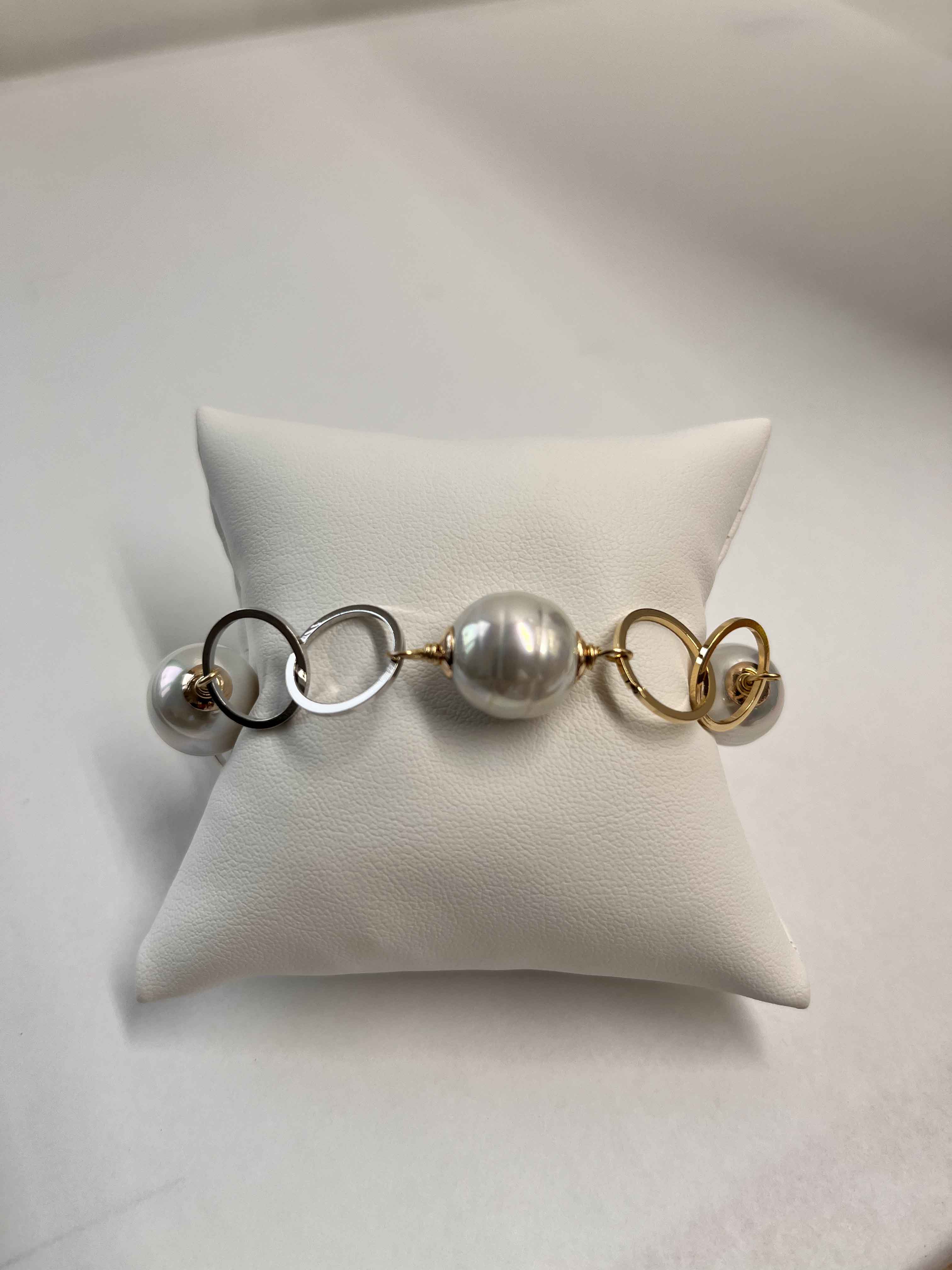 Bracelet mallorca pearls two tone plated white pearls - Item # 18643