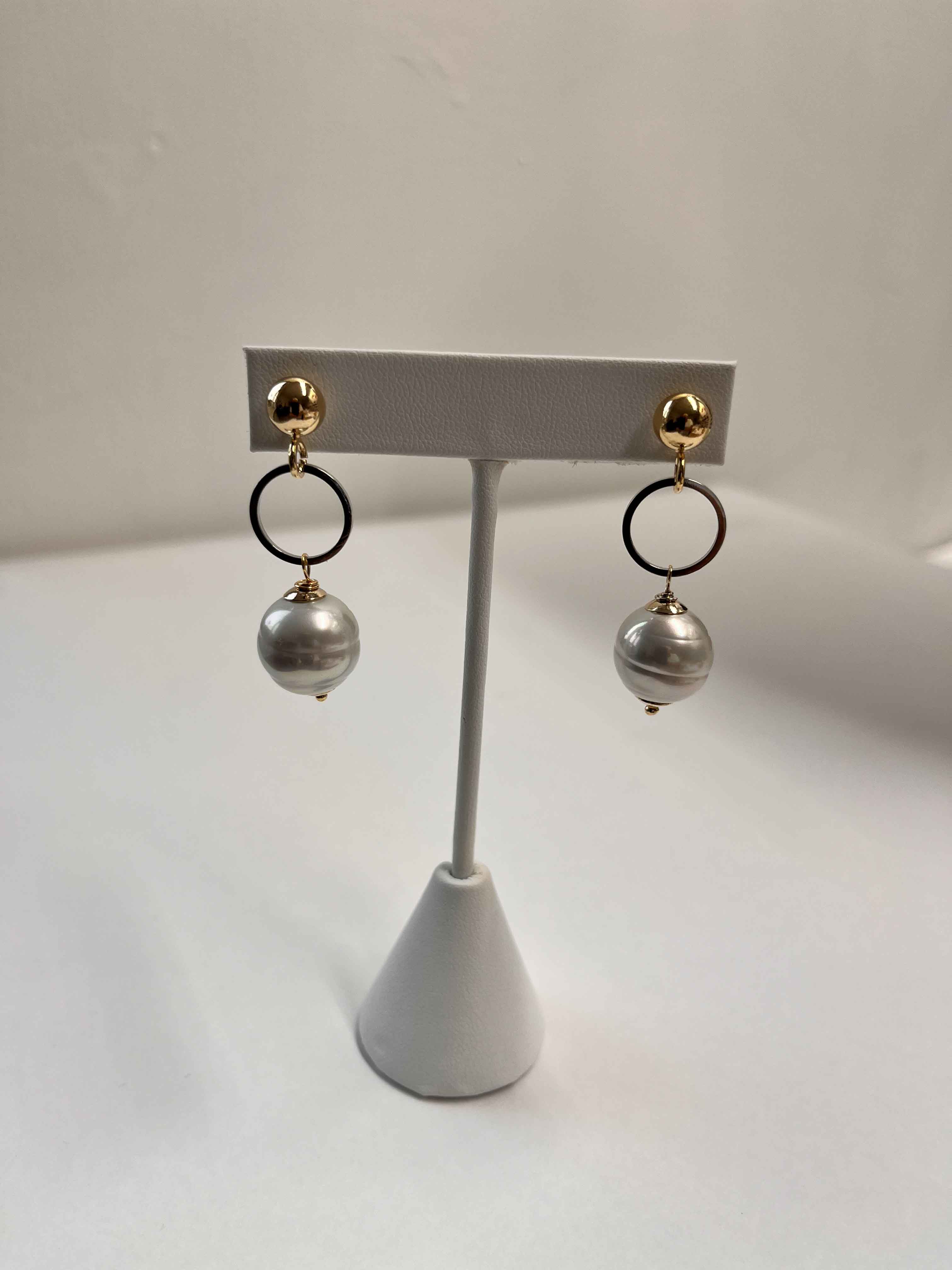 Earrings mallorca pearls two tone plated white pearls - Item # 18644