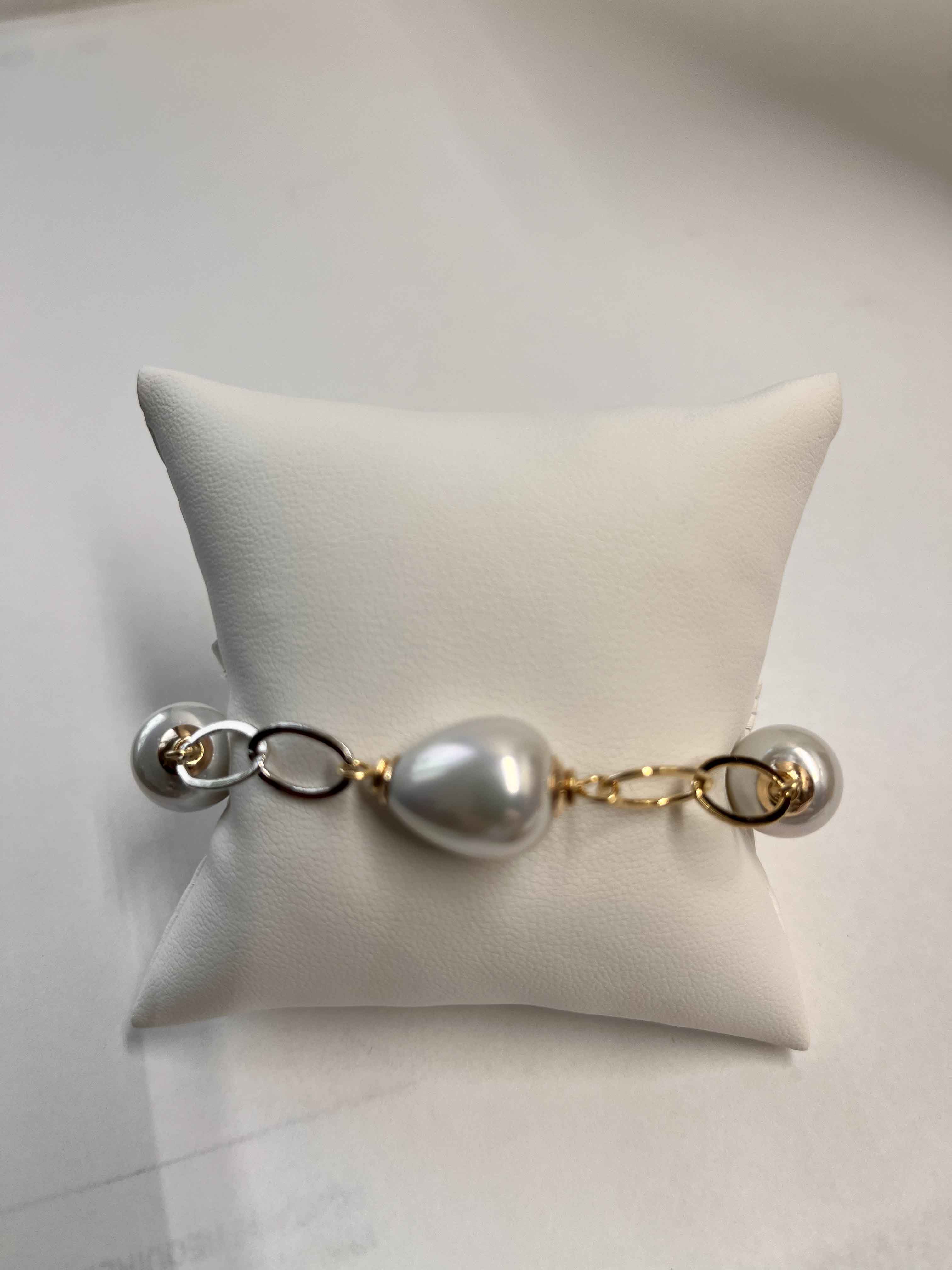 Bracelet mallorca pearls two tone plated white pearls - Item # 18646