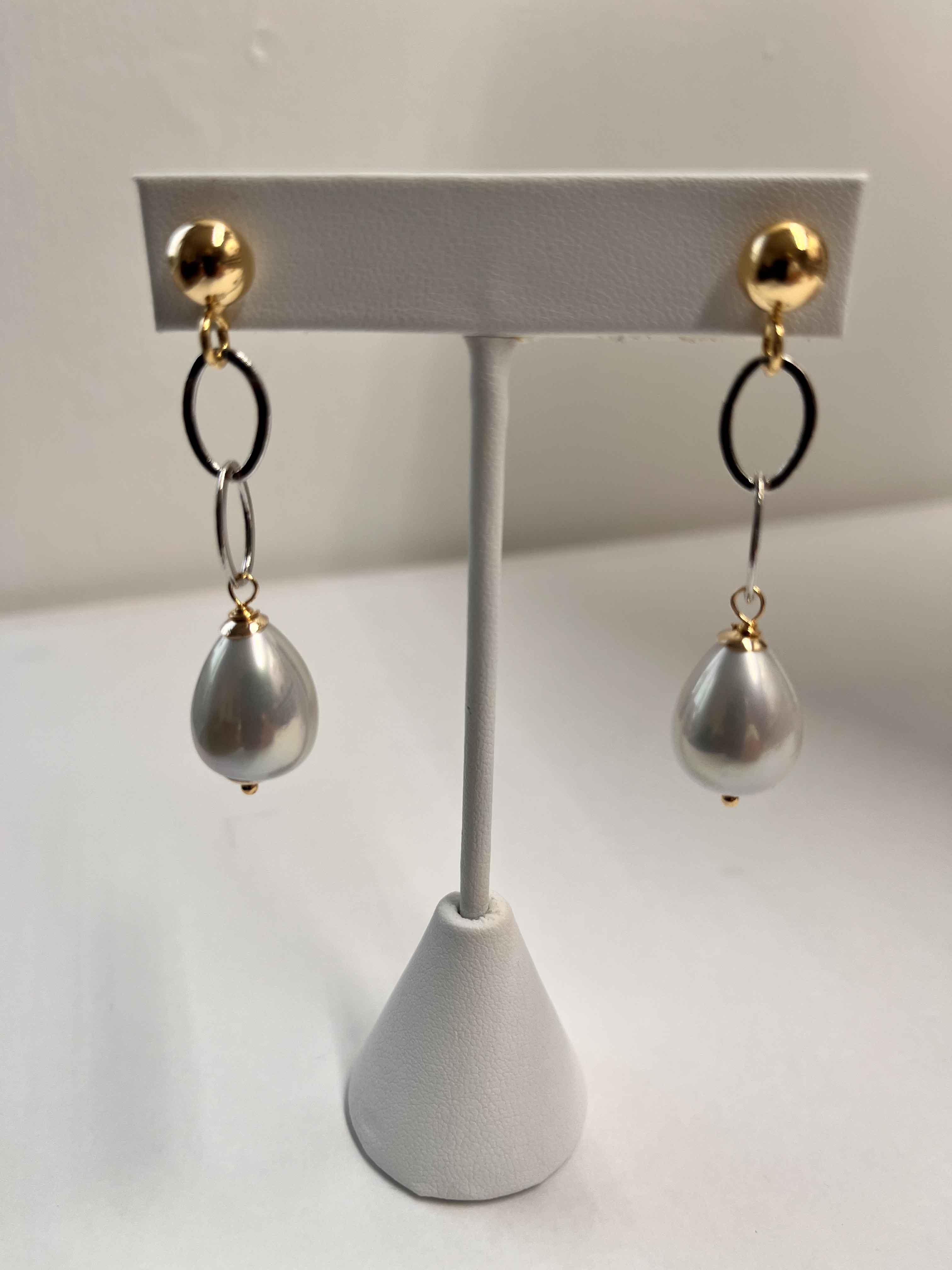 Earrings mallorca pearls two tone plated white pearls - Item # 18648