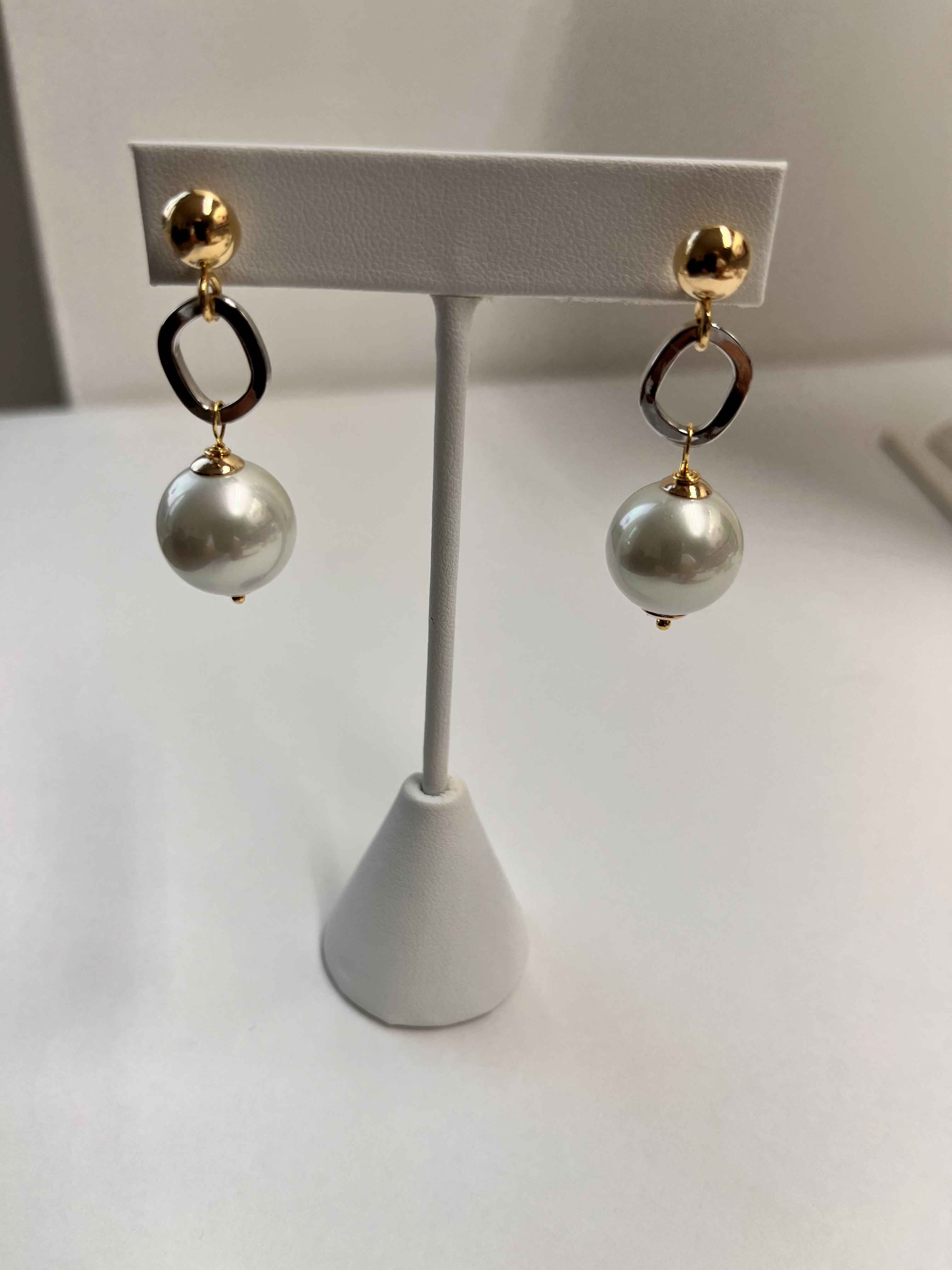 Earrings mallorca pearls two tone plated white pearls - Item # 18649