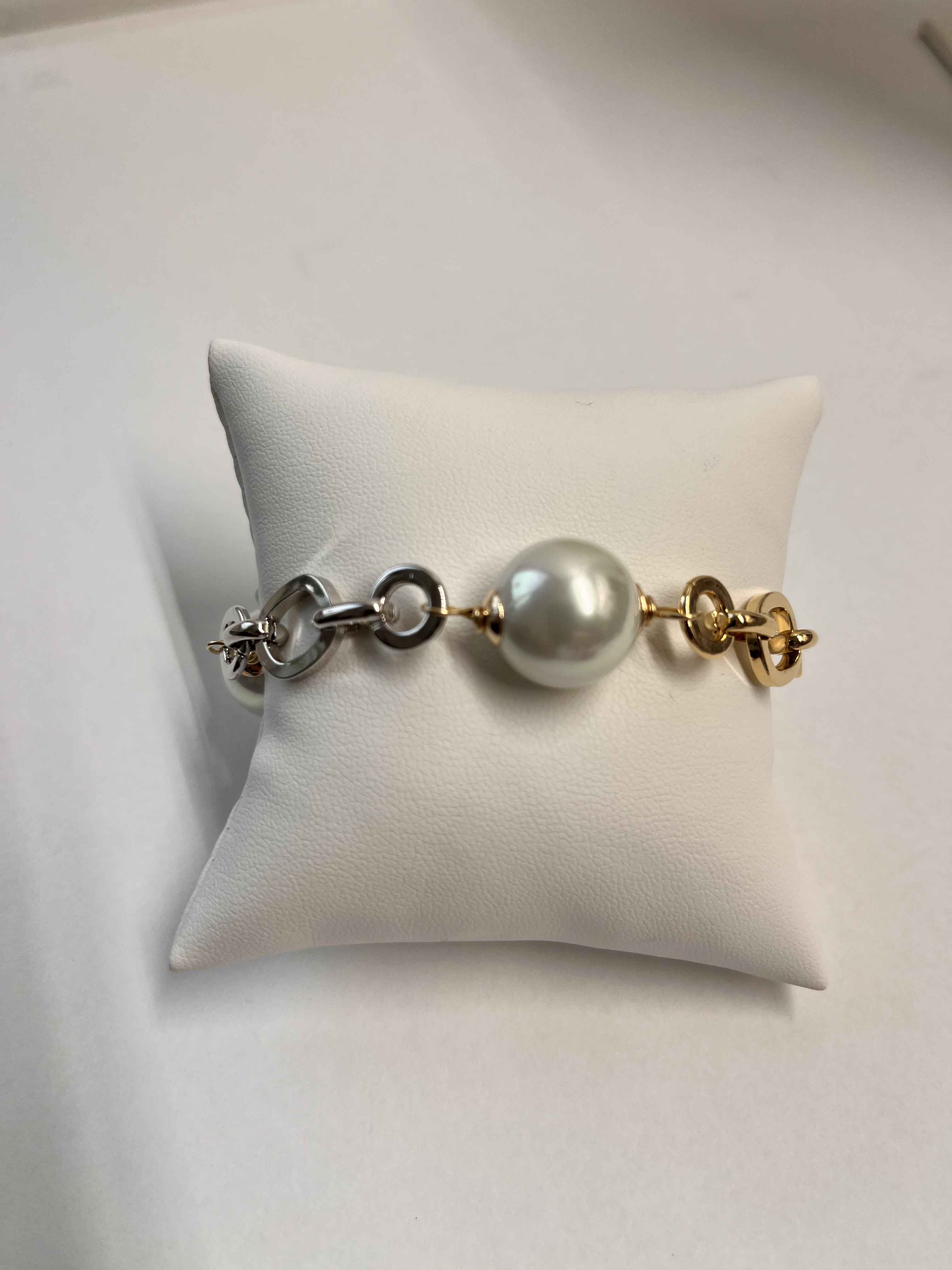 Bracelet mallorca pearls two tone plated white pearls - Item # 18650