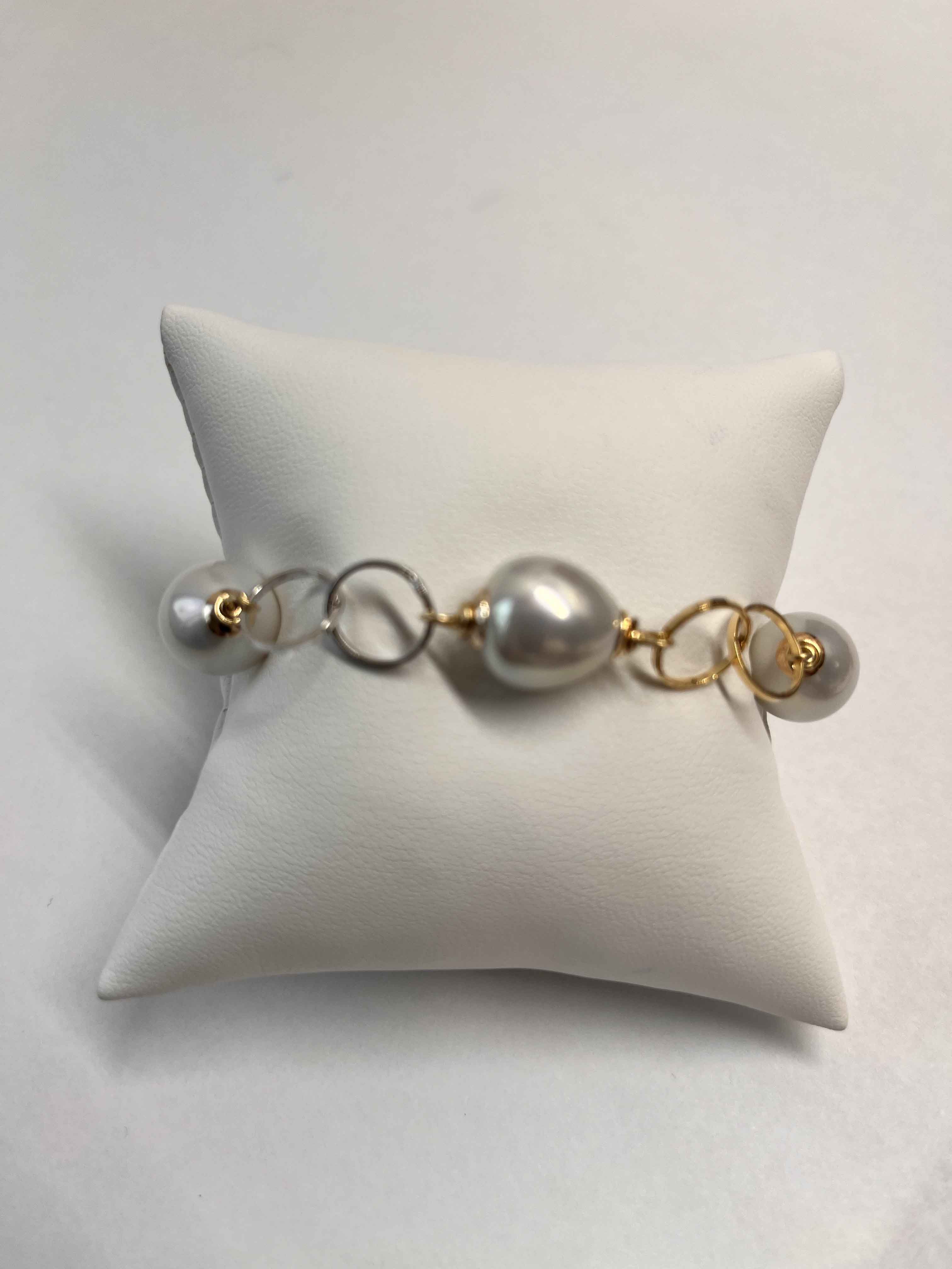 Bracelet mallorca pearls two tone plated white pearls - Item # 18652