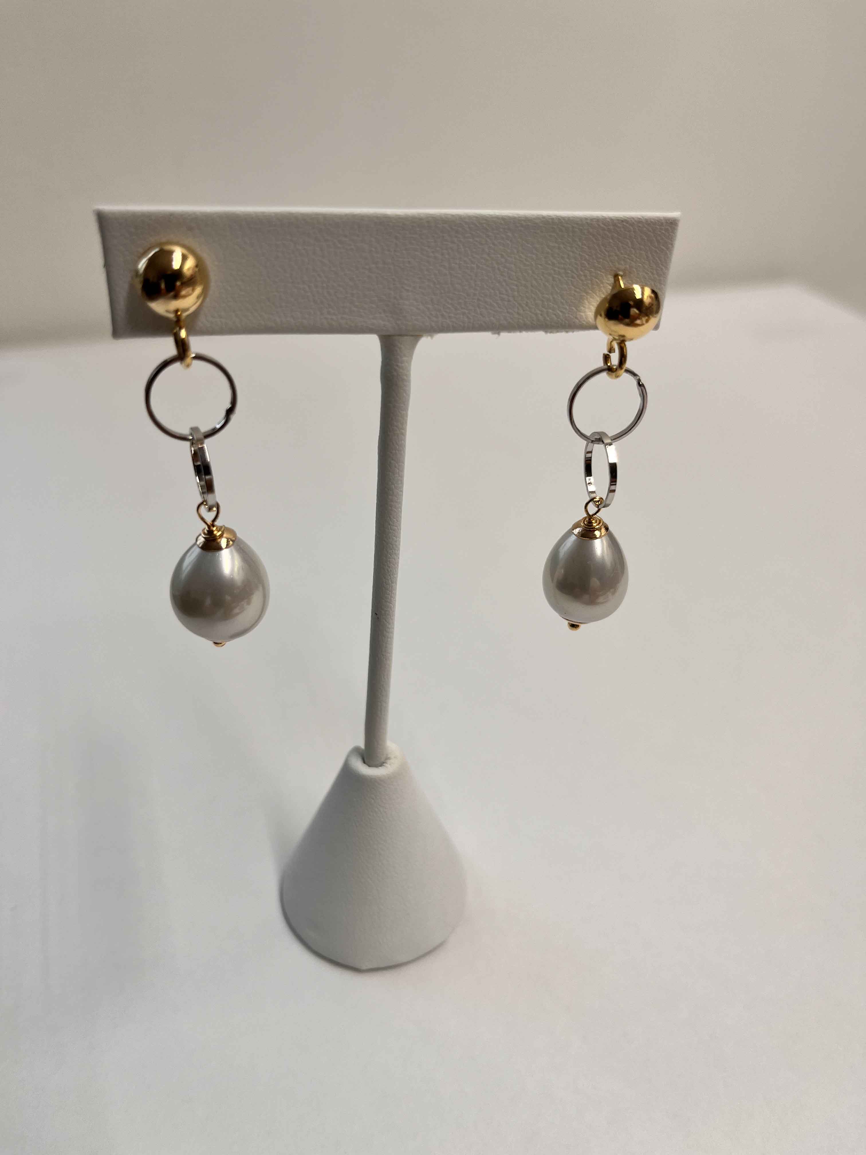 Earrings mallorca pearls two tone plated white pearls - Item # 18653