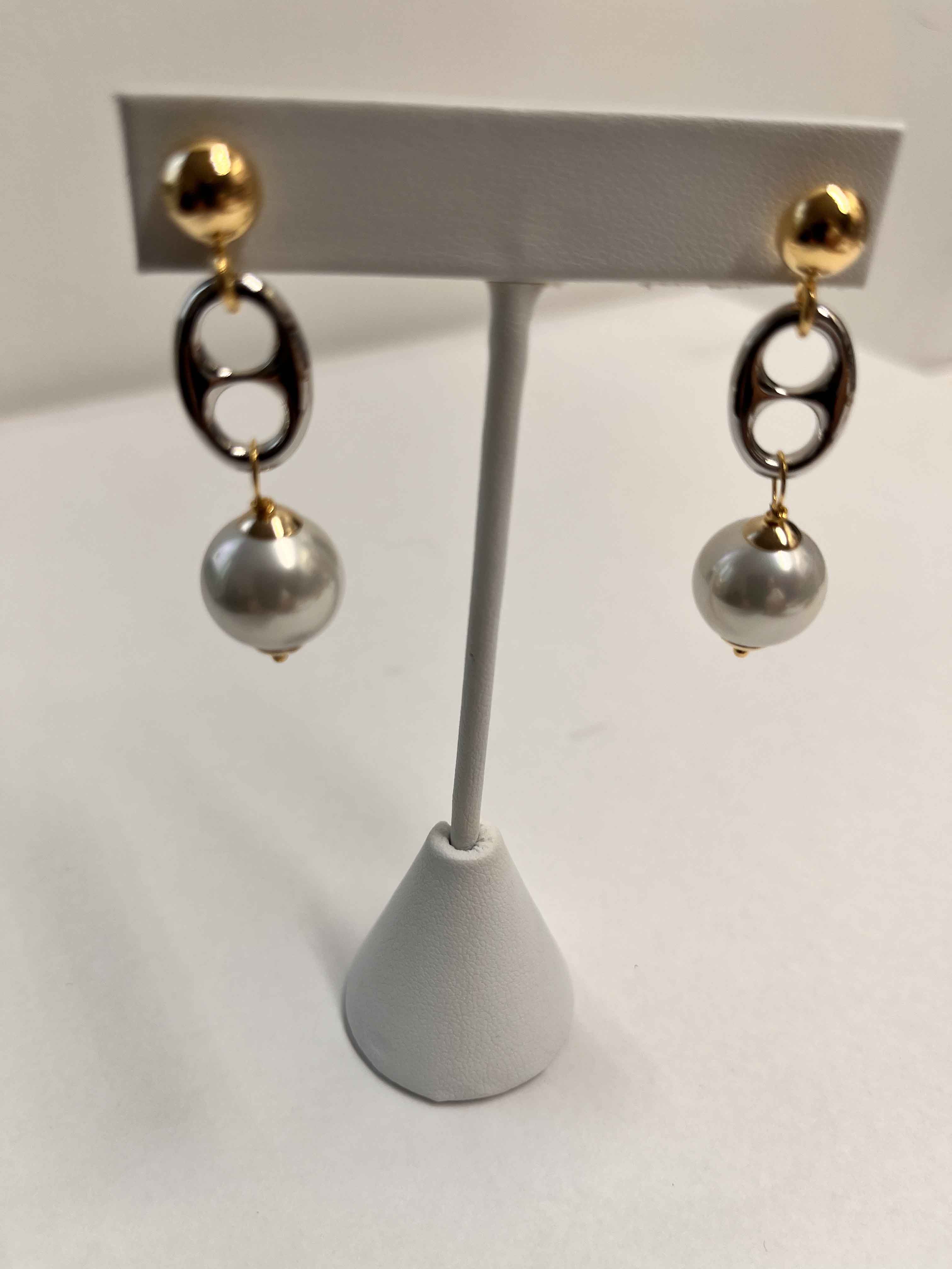 Earrings mallorca pearls three tone plated white pearls - Item # 18656