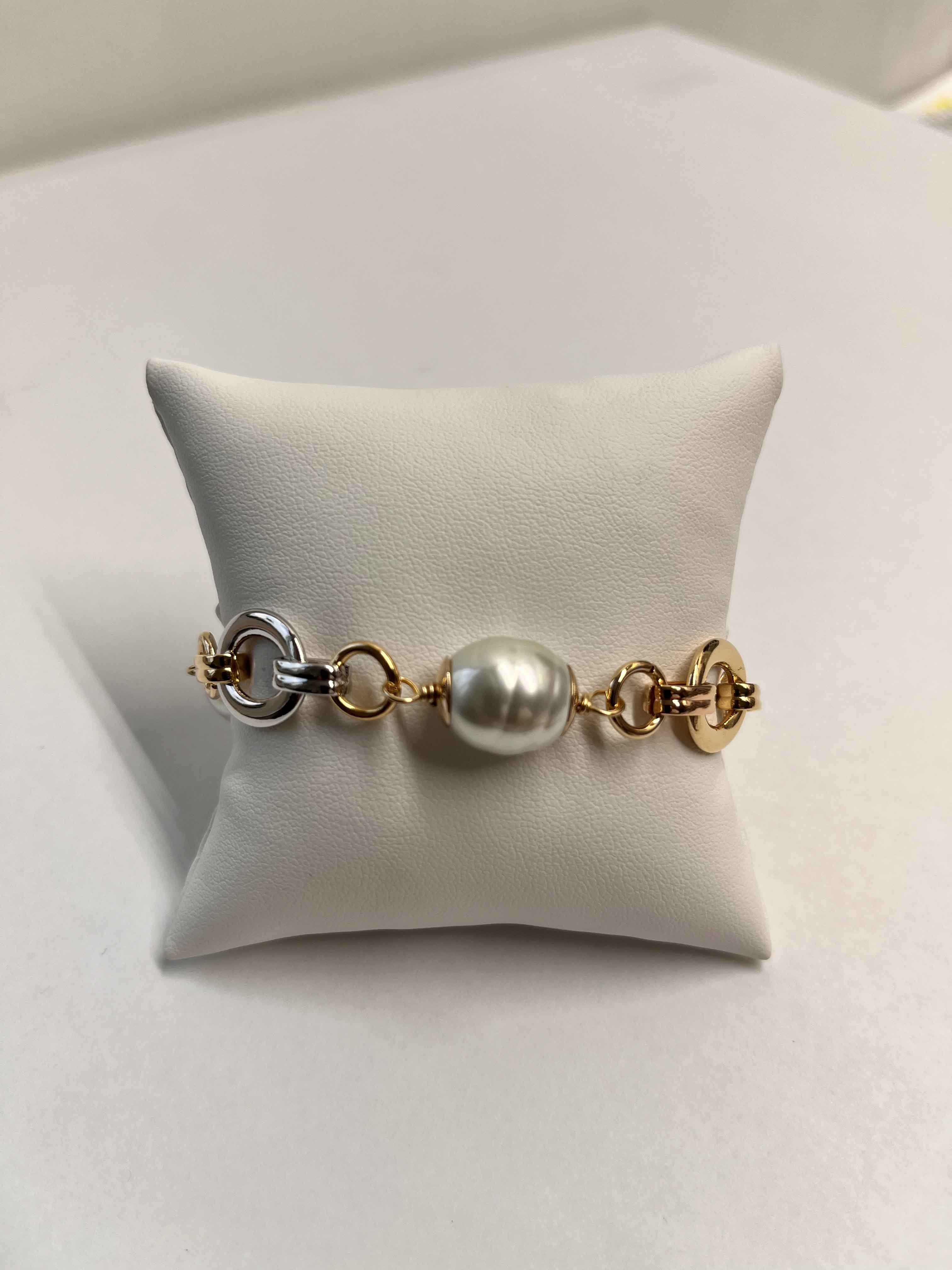 Bracelet mallorca pearls three tone plated white pearls - Item # 18658