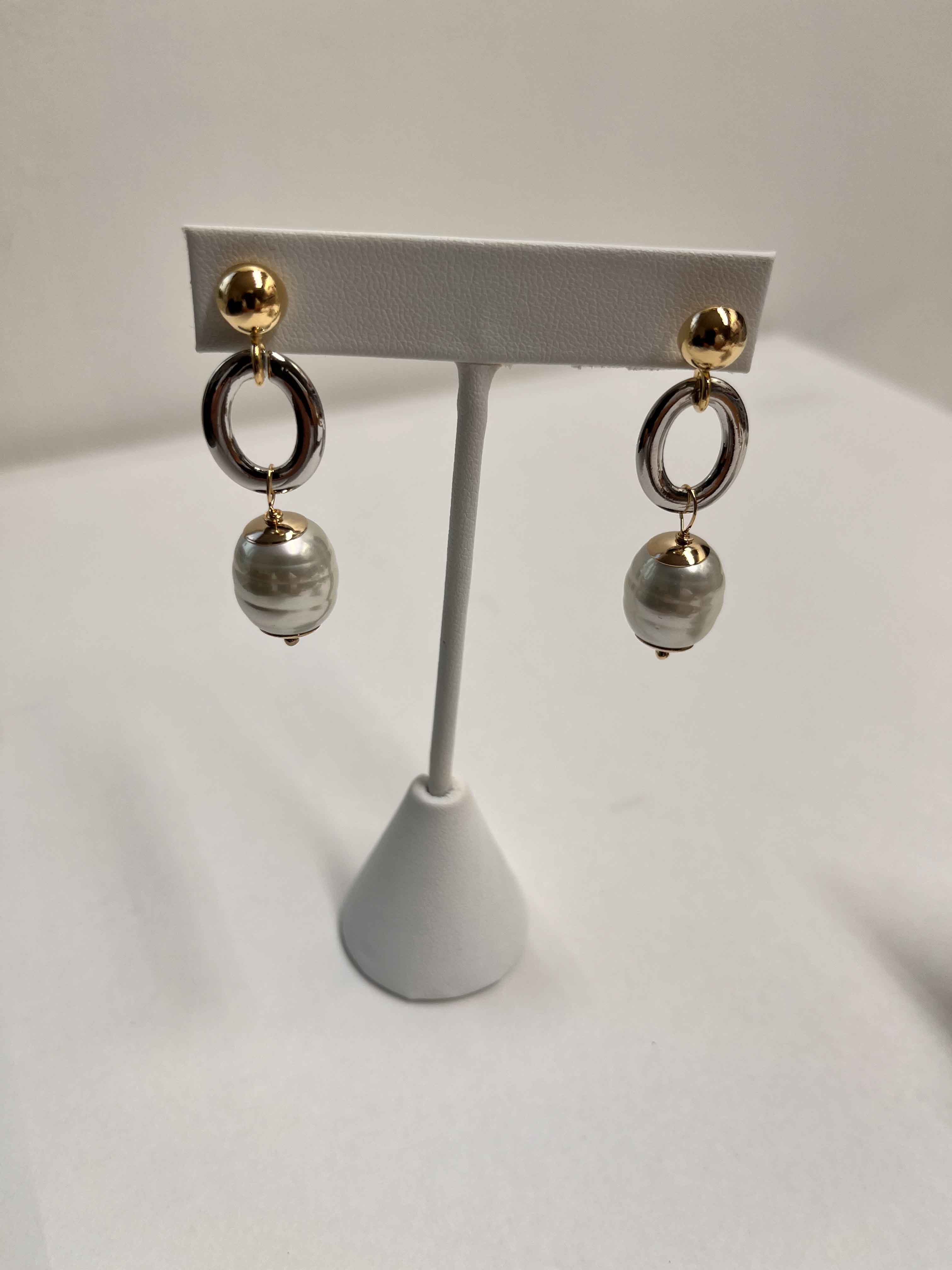 Earrings mallorca pearls three tone plated white pearls - Item # 18659