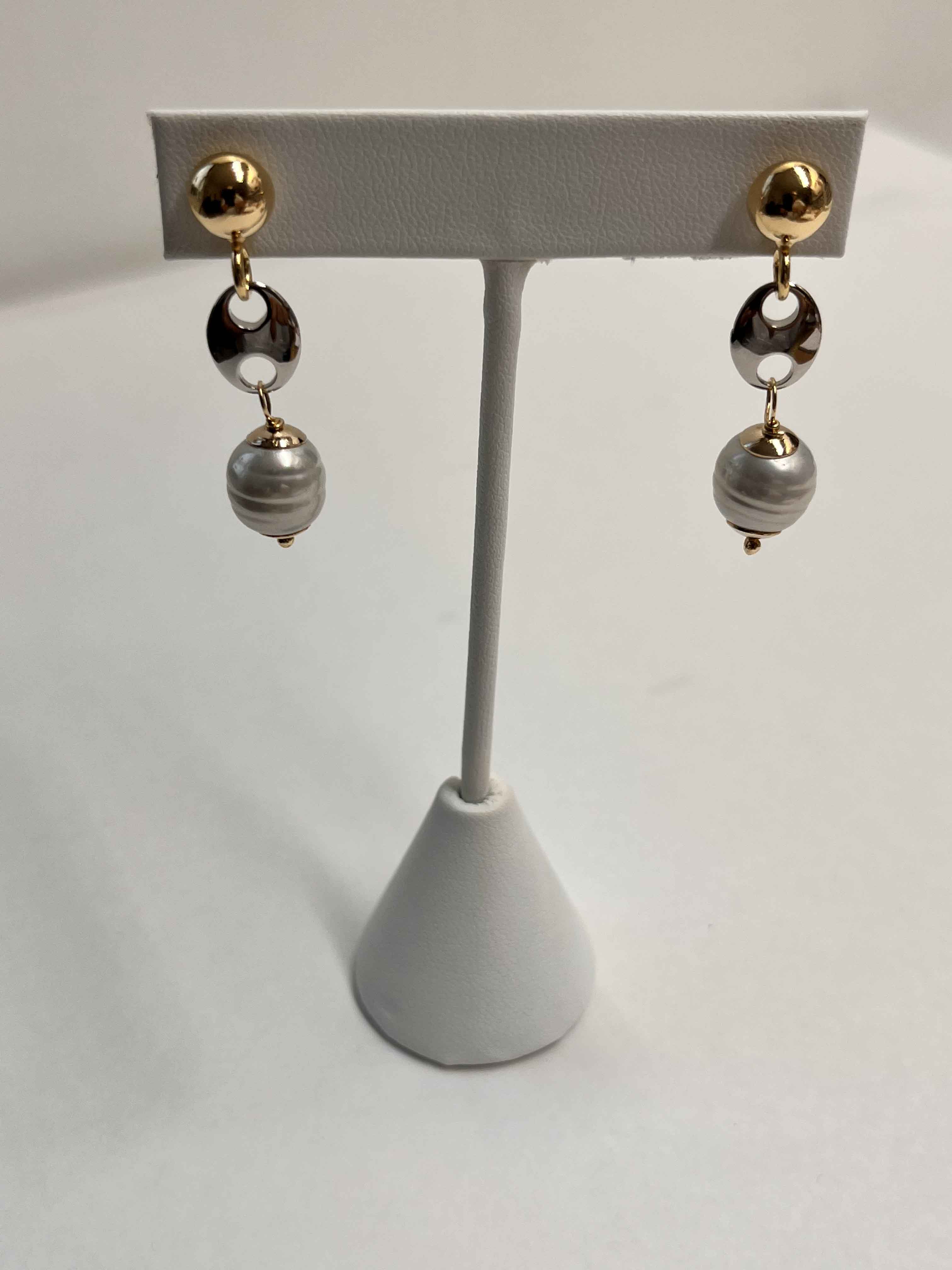 Earrings mallorca pearls three tone plated white pearls - Item # 18661