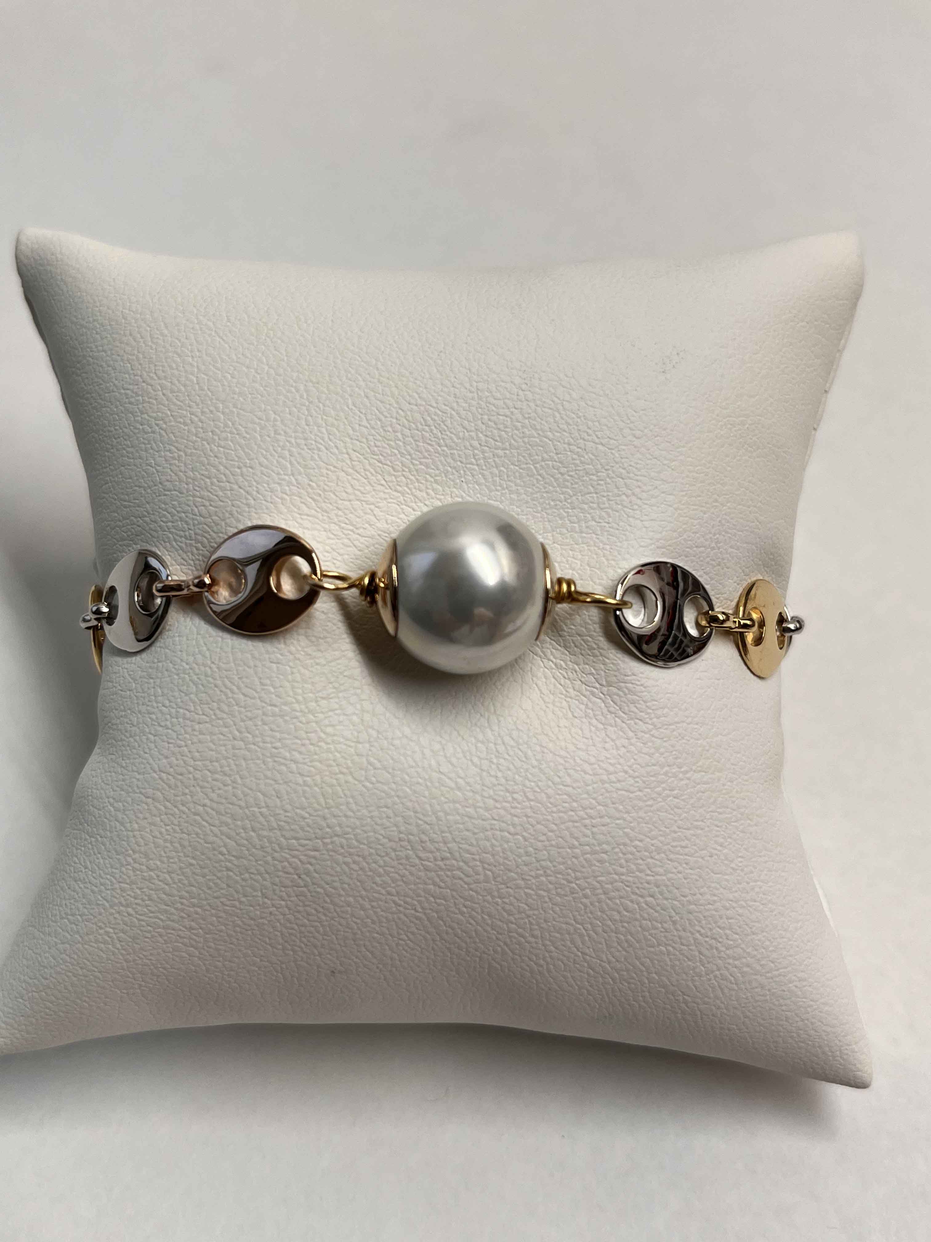 Bracelet mallorca pearls three tone plated white pearls - Item # 18664