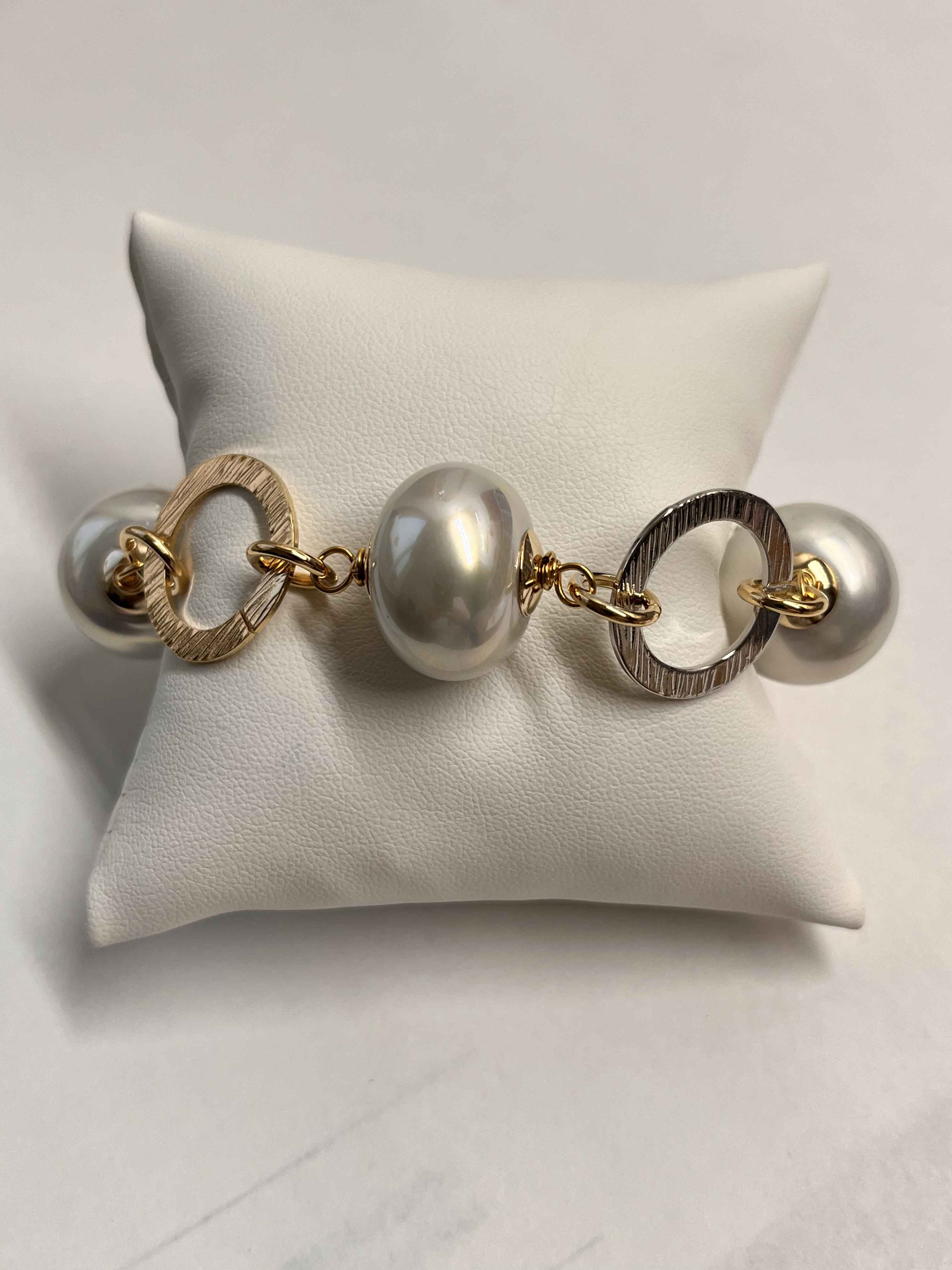 Bracelet mallorca pearls three tone plated white pearls - Item # 18666