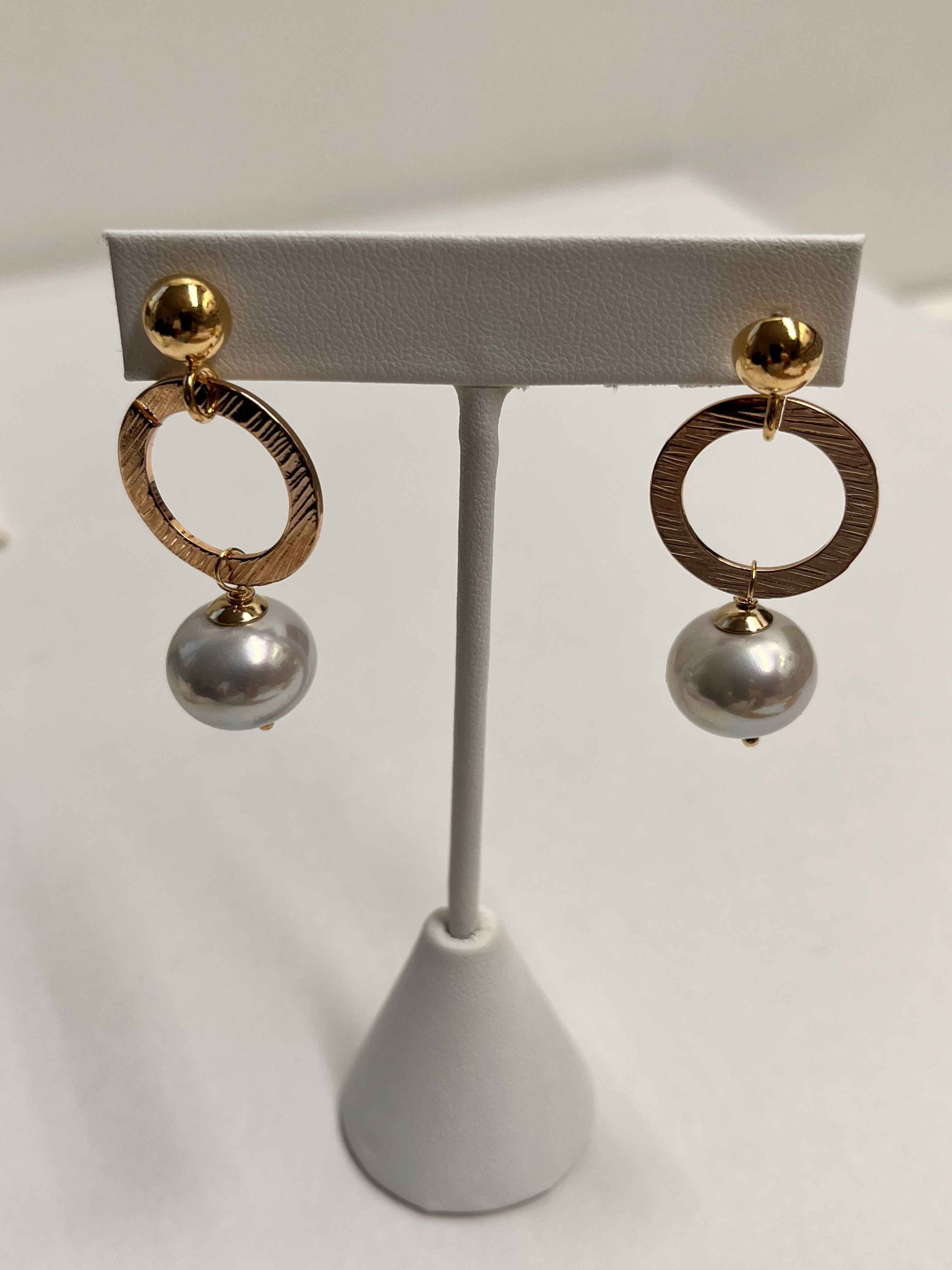 Earrings mallorca pearls three tone plated white pearls - Item # 18667