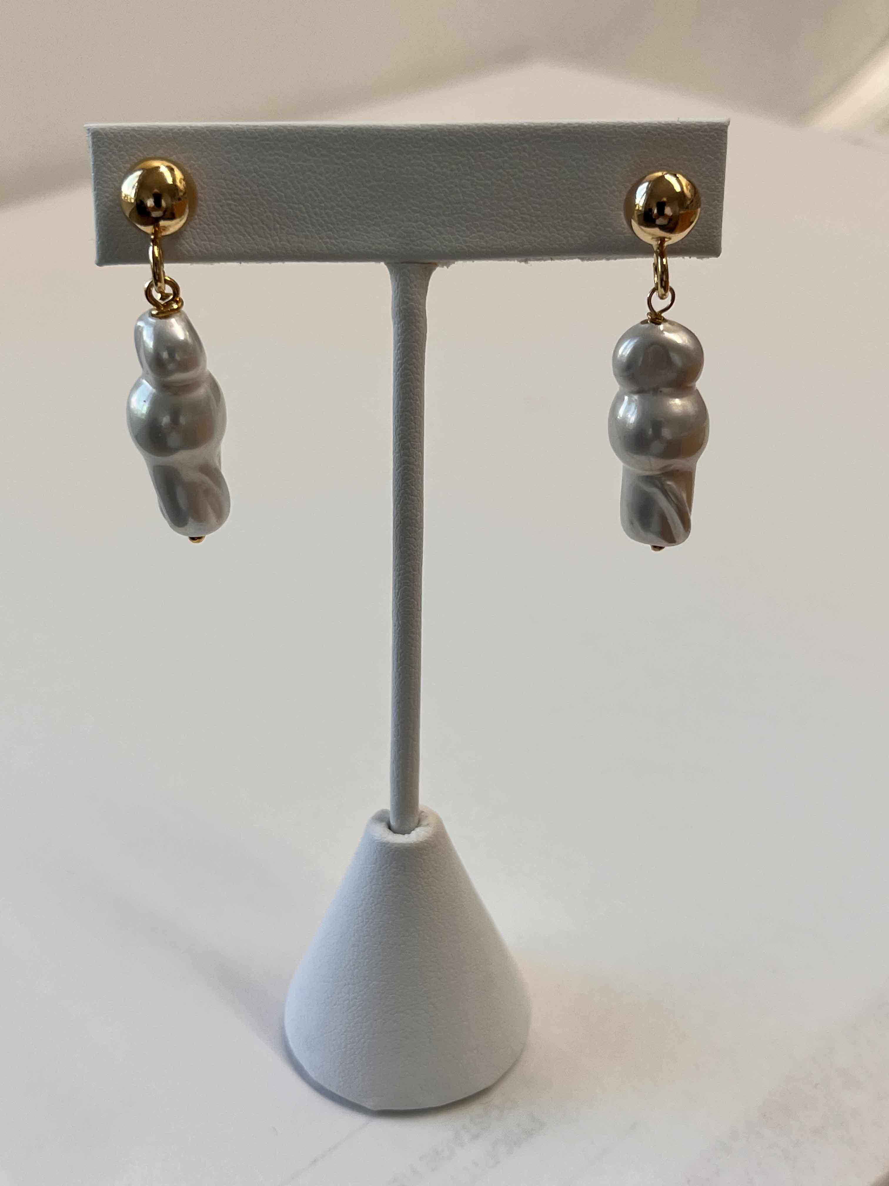 Earrings mallorca pearls gold plated white pearls - Item # 18788