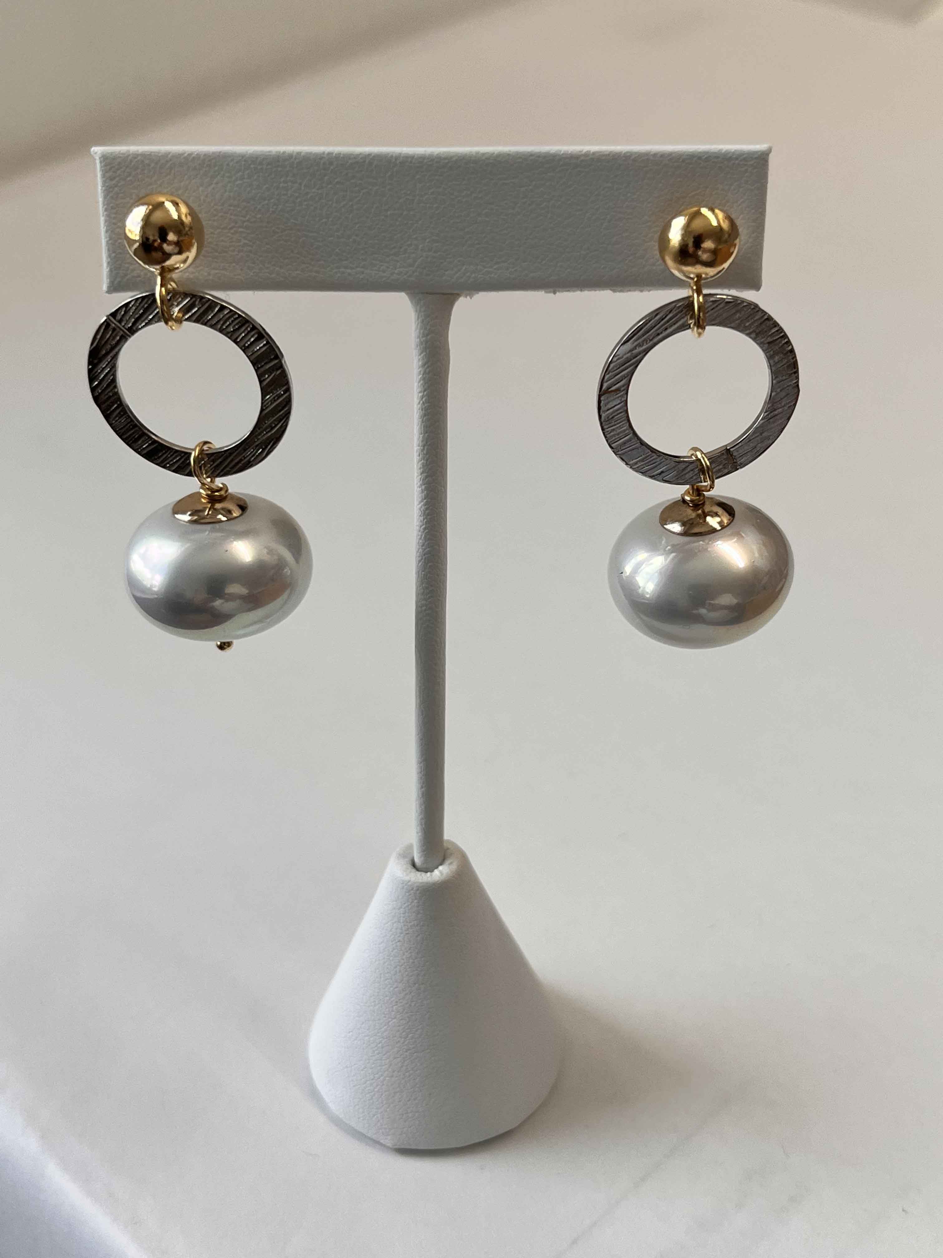 Earrings mallorca pearls tree tone plated white pearls - Item # 18824