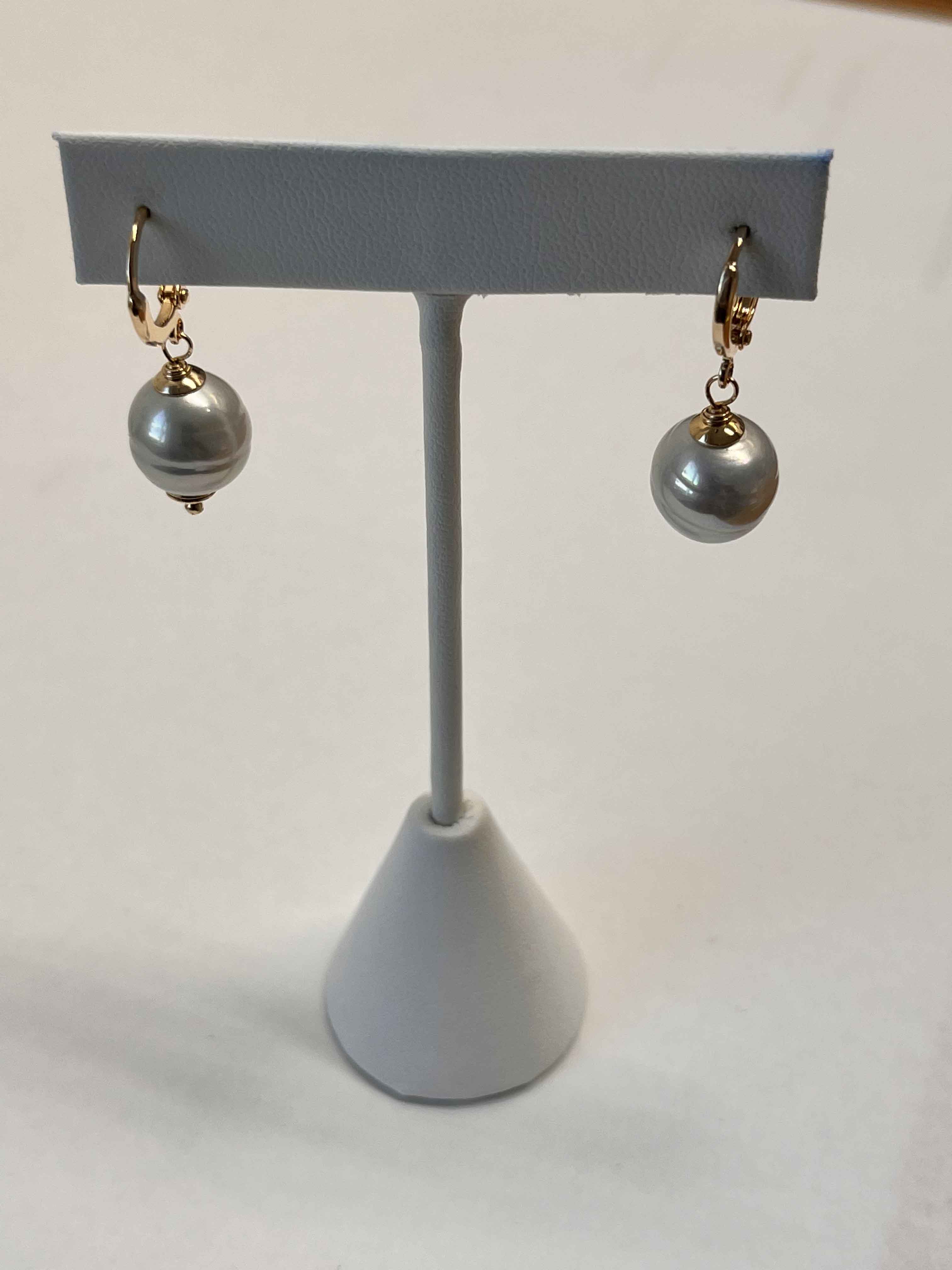 Earrings mallorca pearls gold plated white and peacock color pearls - Item # 18893